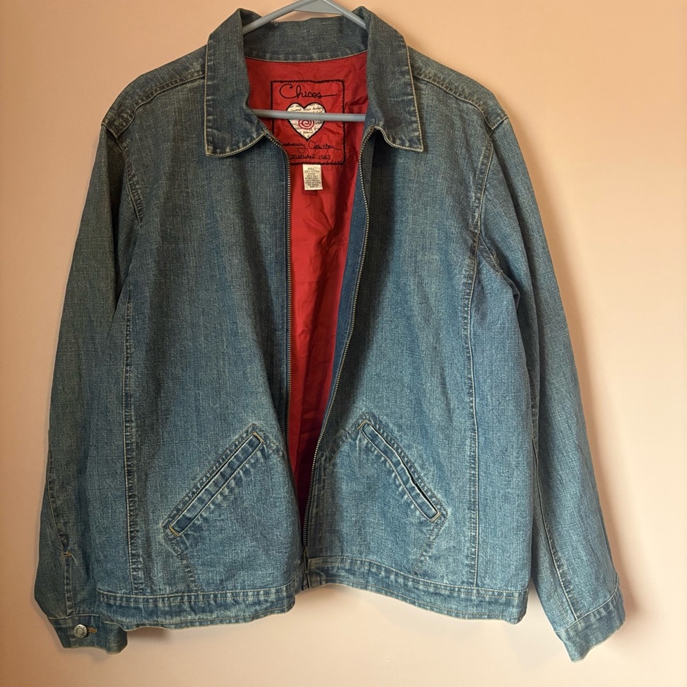 💚Chico's Blue Jean Jacket with Colorful Parrot Embroidery - Picture 2 of 5